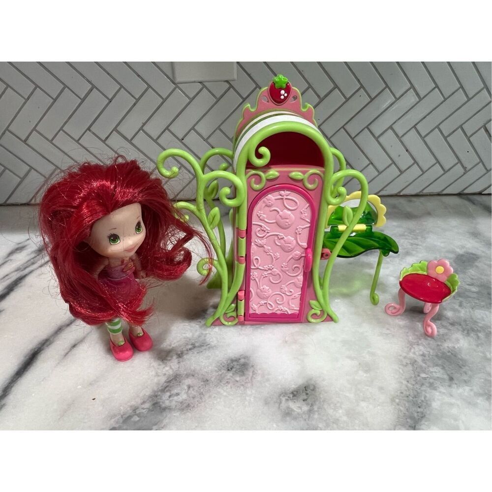 Strawberry Shortcake Berry Sweet Styles ~ Doll plus Accessories! 2009